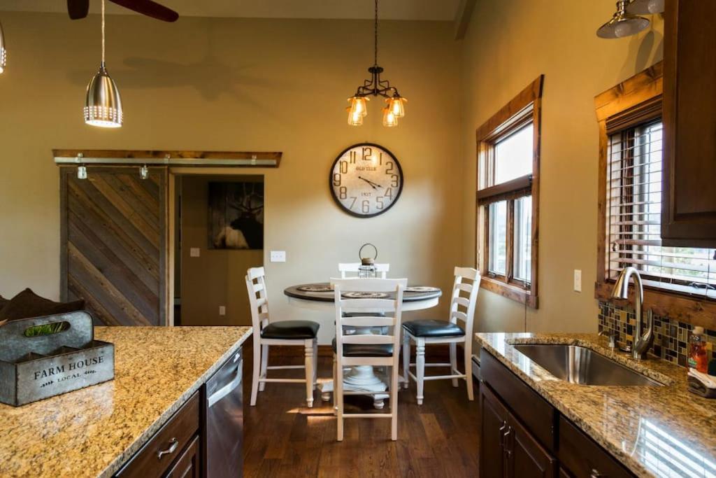 Spacious 2nd story loft with awesome views - Housity