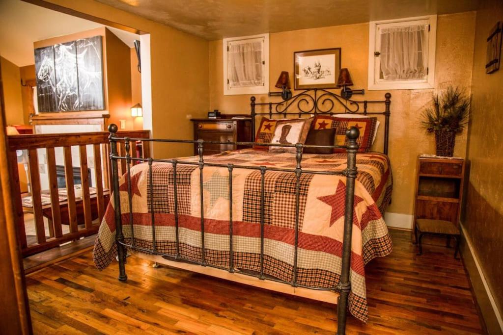 um quarto com uma cama e piso em madeira em Mummy Mtn Suite 1 Bedroom suite with fireplace and jacuzzi tub em Estes Park