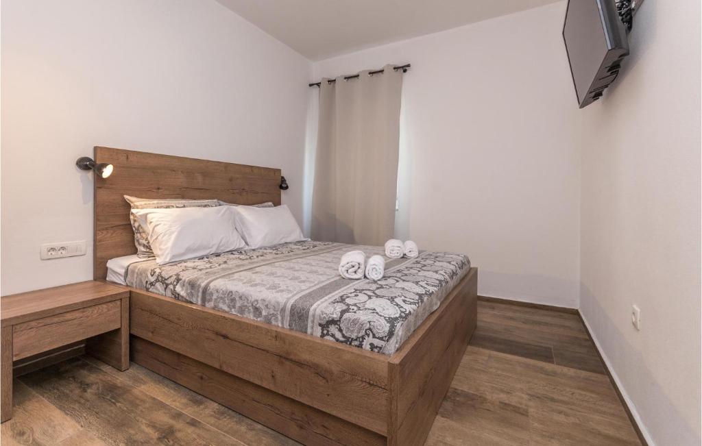 Postel nebo postele na pokoji v ubytování 3 Bedroom Amazing Apartment In Turanj