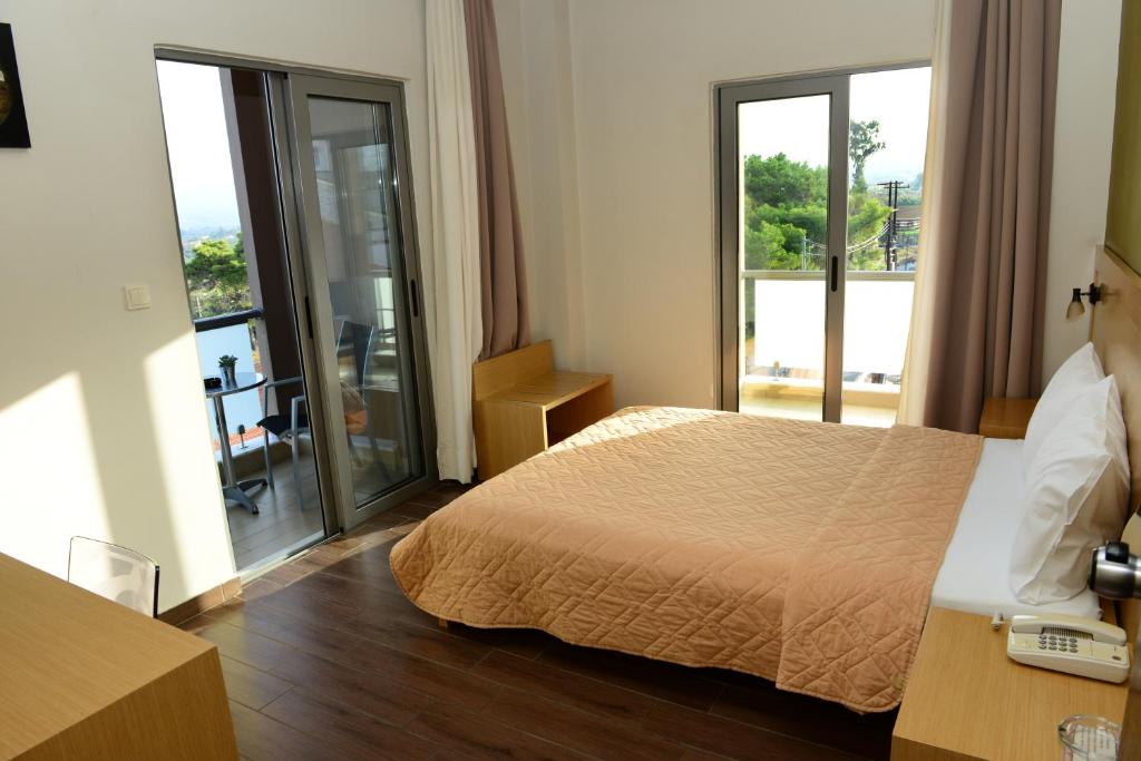 Postel nebo postele na pokoji v ubytování Ionion Hotel