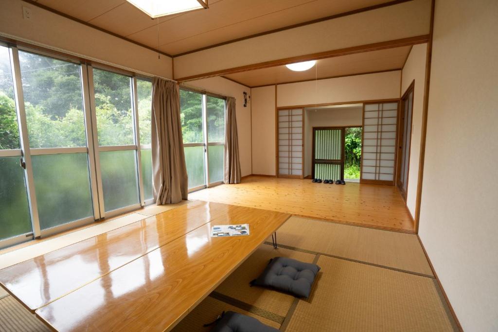 um quarto vazio com janelas grandes e piso em madeira em I,K,I HOUSE SAIDOFURE - Vacation STAY 14778v em Iki