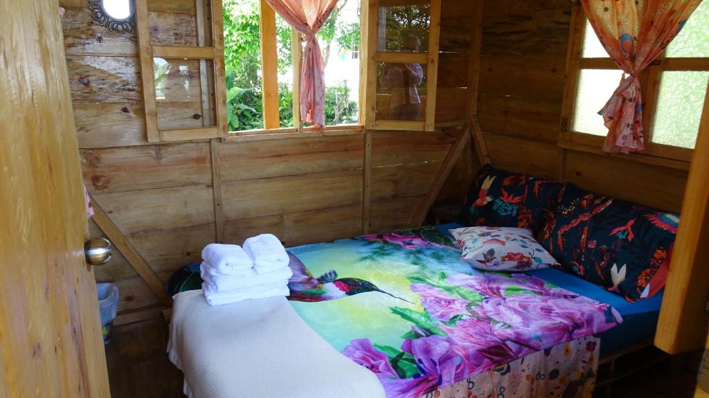 Voodi või voodid majutusasutuse Aventura Treehouse Glamping toas