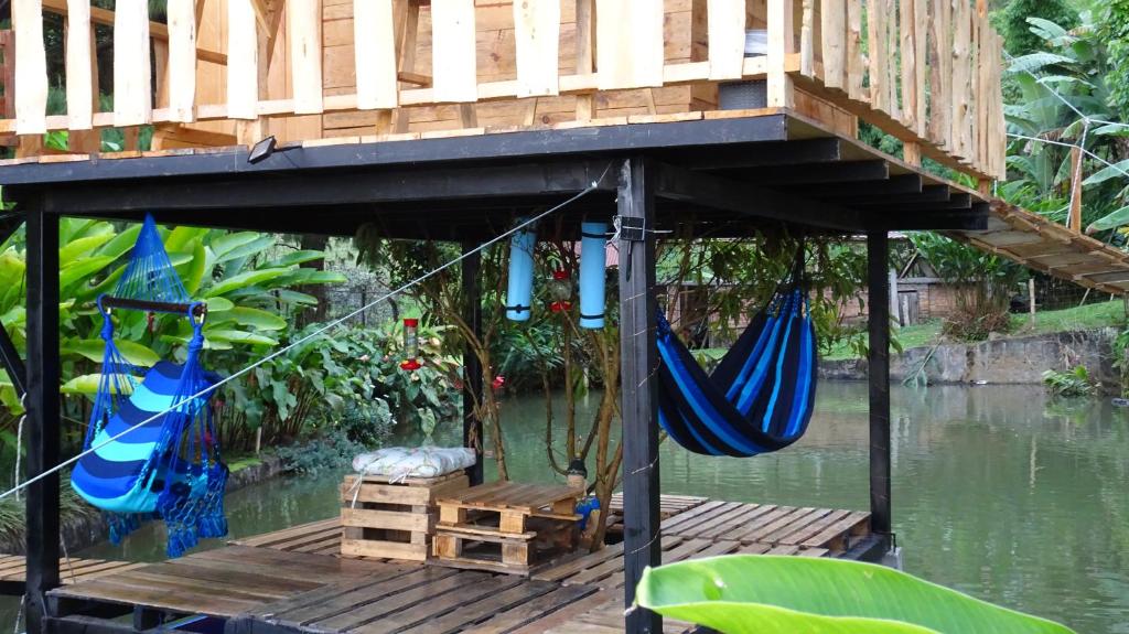 Aed väljaspool majutusasutust Aventura Treehouse Glamping