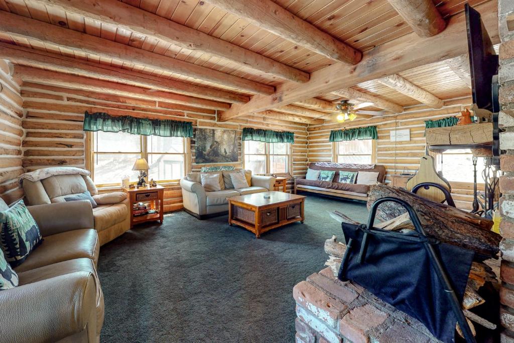 Between the Pines Log Cabin