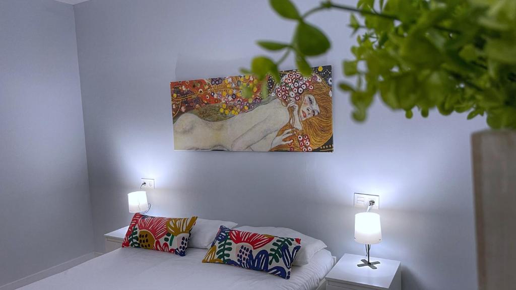 salon z kanapą i obrazem na ścianie w obiekcie VT Flat Reformado con Escritorio de Trabajo y Wifi w mieście Bilbao