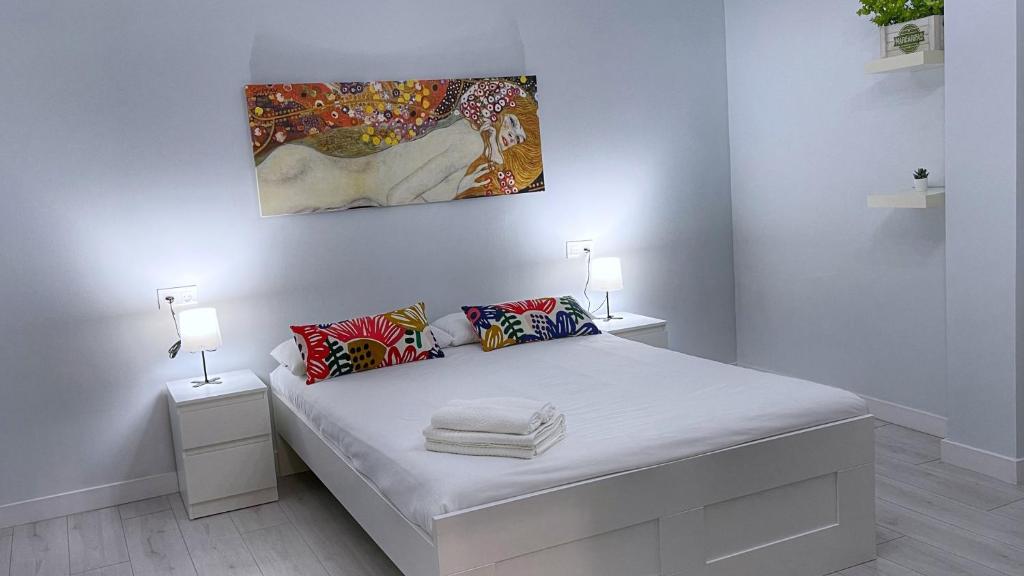 biały pokój z łóżkiem z 2 stolikami nocnymi w obiekcie VT Flat Reformado con Escritorio de Trabajo y Wifi w mieście Bilbao