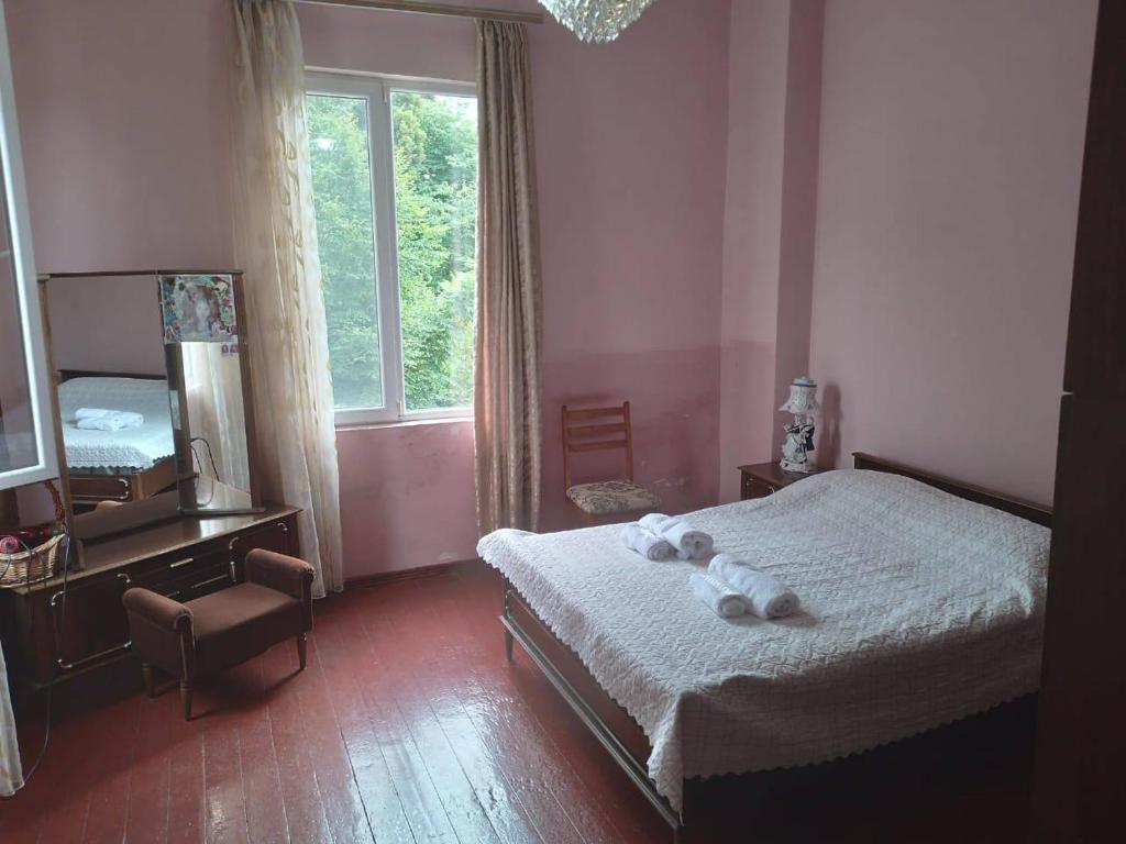 Ένα ή περισσότερα κρεβάτια σε δωμάτιο στο Merabi and Neli Guest House