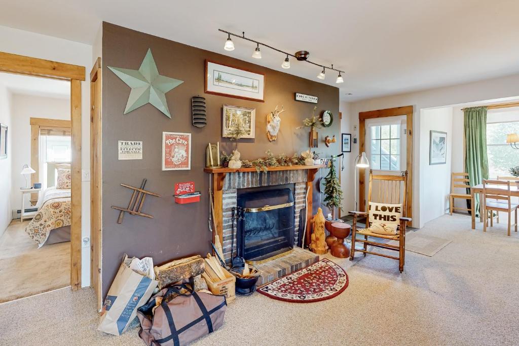 una sala de estar con chimenea y una estrella en la pared en Proctorsville Paradise en Proctorsville