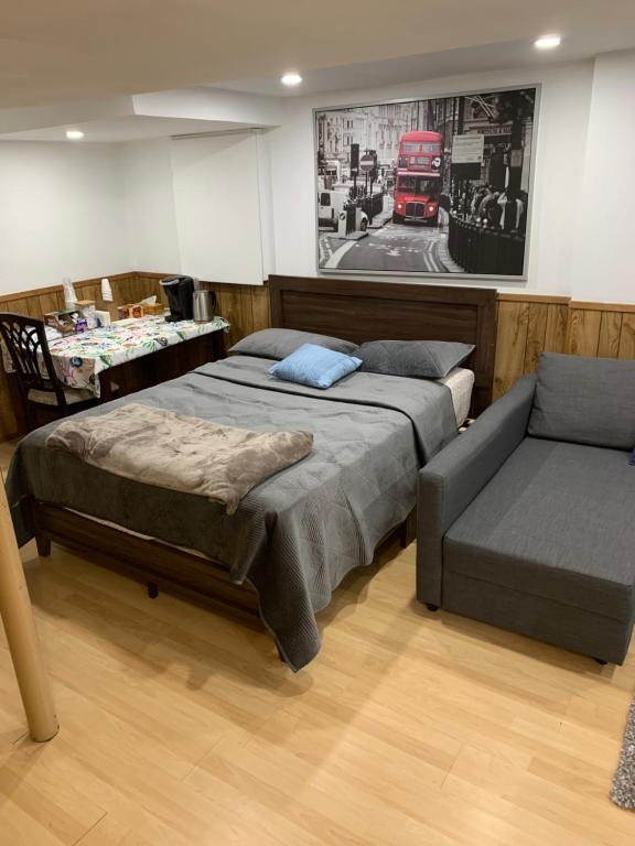 Voodi või voodid majutusasutuse BIG Oasis Studio near Airport YYZ toas