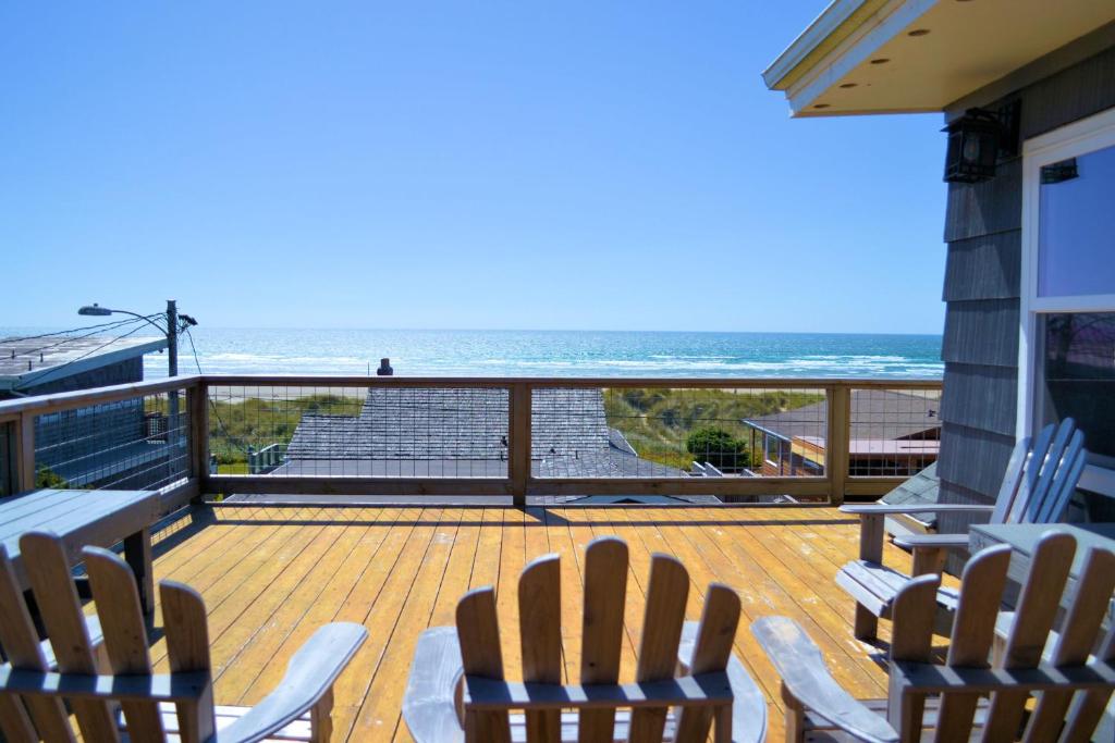 una terraza con sillas y vistas al océano. en Hallie House MCA 314, en Manzanita
