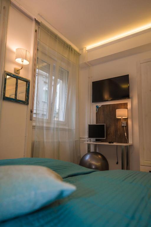 Televízia a/alebo spoločenská miestnosť v ubytovaní Liszt Studio Holiday Home