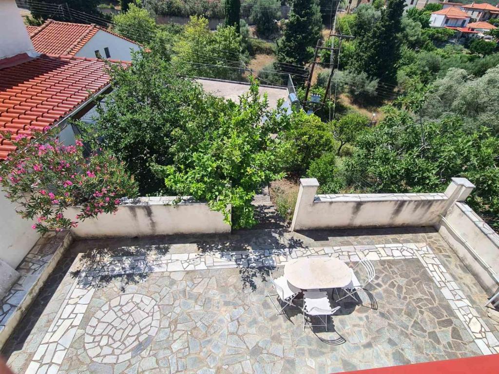 Vista aérea de un patio con mesa y sillas en Eva's apartments, en Nafpaktos