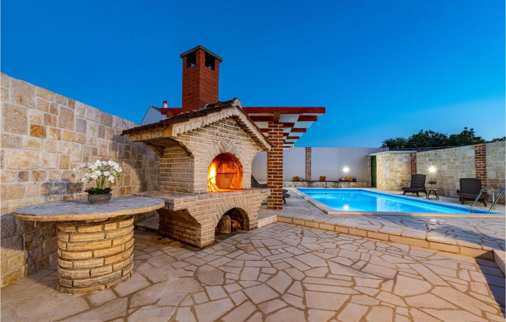 Bazén v ubytovaní 3 Bedroom Gorgeous Home In Pridraga alebo v jeho blízkosti