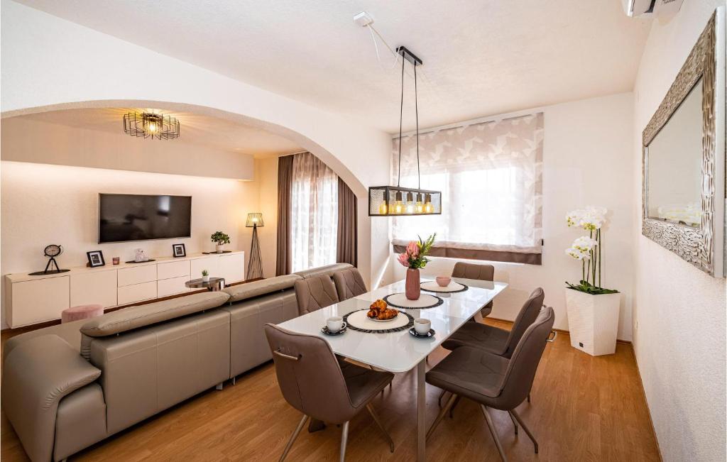 Posedenie v ubytovaní 3 Bedroom Gorgeous Home In Pridraga