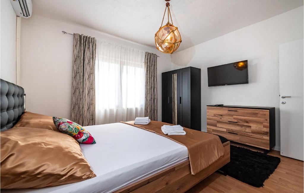 Posteľ alebo postele v izbe v ubytovaní 3 Bedroom Gorgeous Home In Pridraga