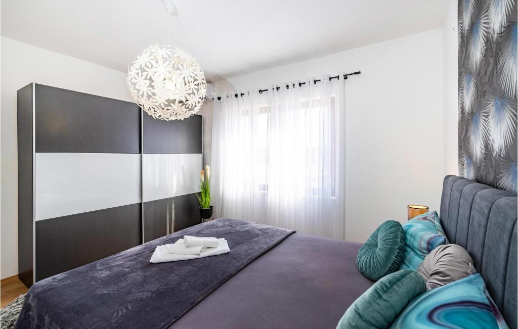 Posteľ alebo postele v izbe v ubytovaní 3 Bedroom Gorgeous Home In Pridraga