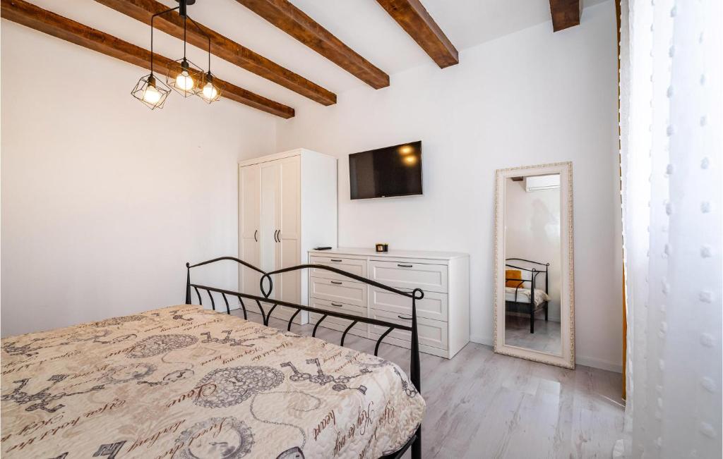 Posteľ alebo postele v izbe v ubytovaní 3 Bedroom Gorgeous Home In Pridraga