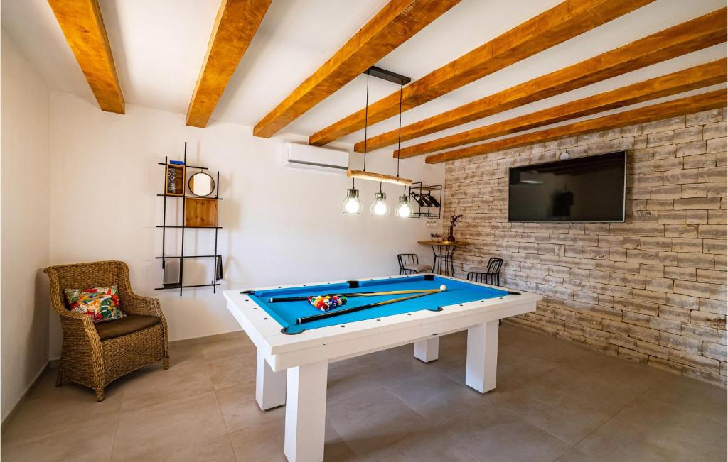 Biliardový stôl v ubytovaní 3 Bedroom Gorgeous Home In Pridraga