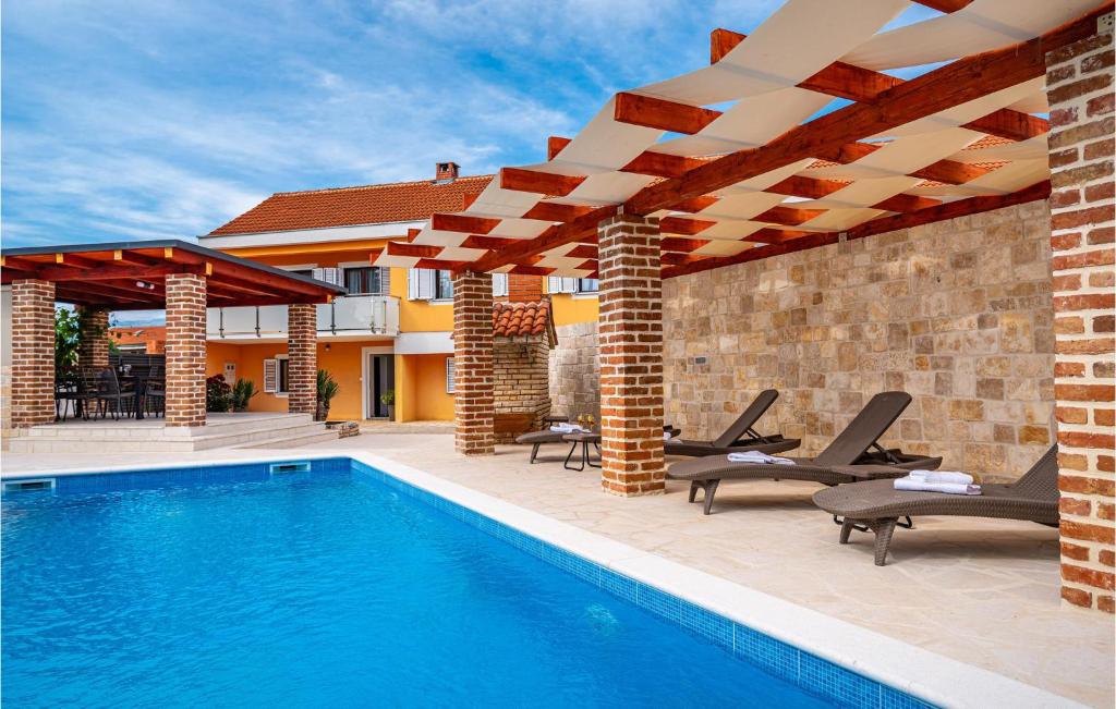 Bazén v ubytovaní 3 Bedroom Gorgeous Home In Pridraga alebo v jeho blízkosti