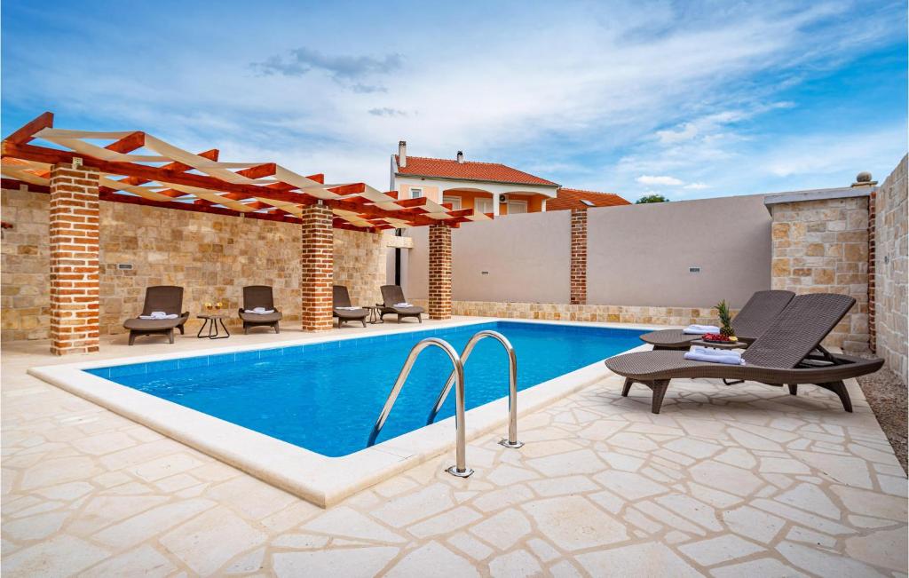 Bazén v ubytovaní 3 Bedroom Gorgeous Home In Pridraga alebo v jeho blízkosti