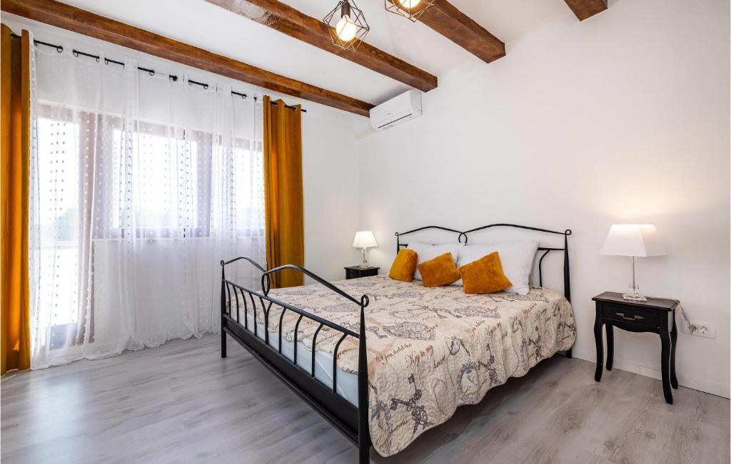 Posteľ alebo postele v izbe v ubytovaní 3 Bedroom Gorgeous Home In Pridraga