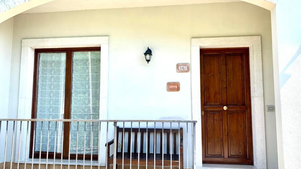 ein Haus mit zwei Türen und einem Balkon in der Unterkunft La finestra sul parco in Villetta Barrea