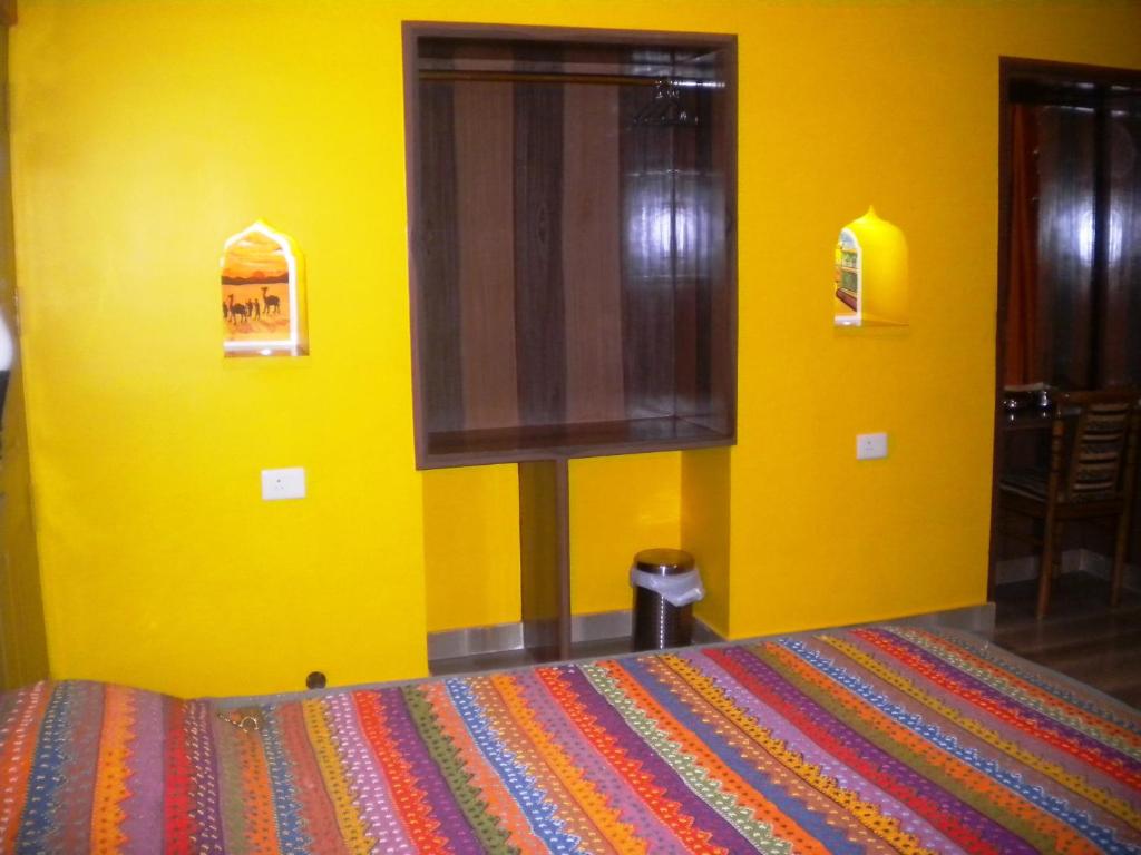 Postel nebo postele na pokoji v ubytování Ganpati Guest House