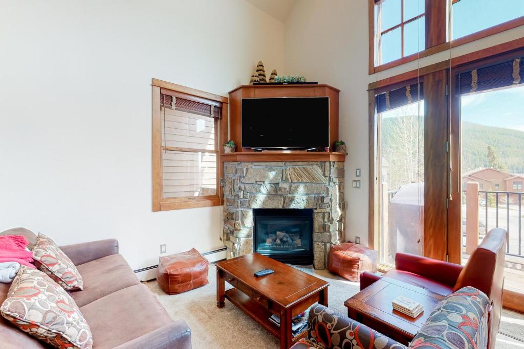 un salon avec un canapé et une cheminée dans l'établissement Antlers Gulch #304, à Keystone