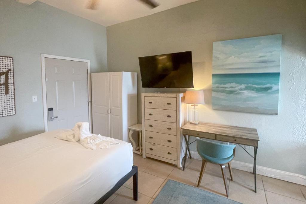 1 dormitorio con 1 cama y escritorio con ordenador en Beachview 321, en Gulf Shores