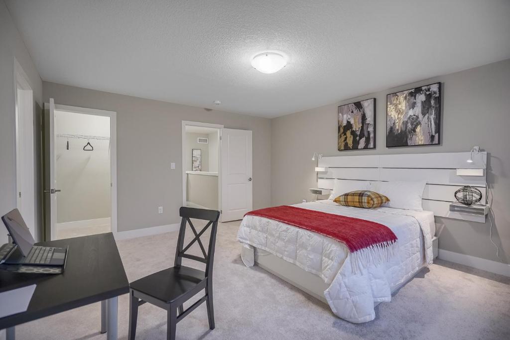 Exceptional Townhome Sleeps 8 - 3QB, 2 dbles, Fiber Wi-fi, Free Parking - Housity