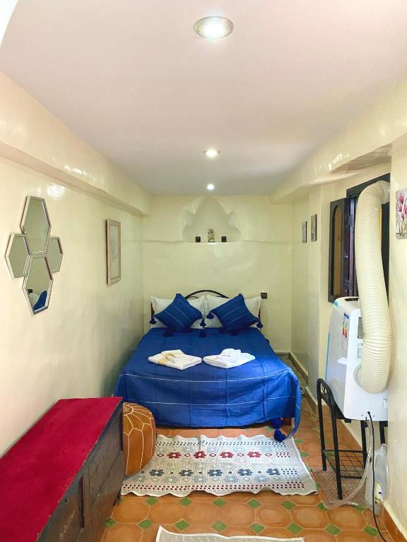 una camera con letto blu di Riad Benyara a Taroudant