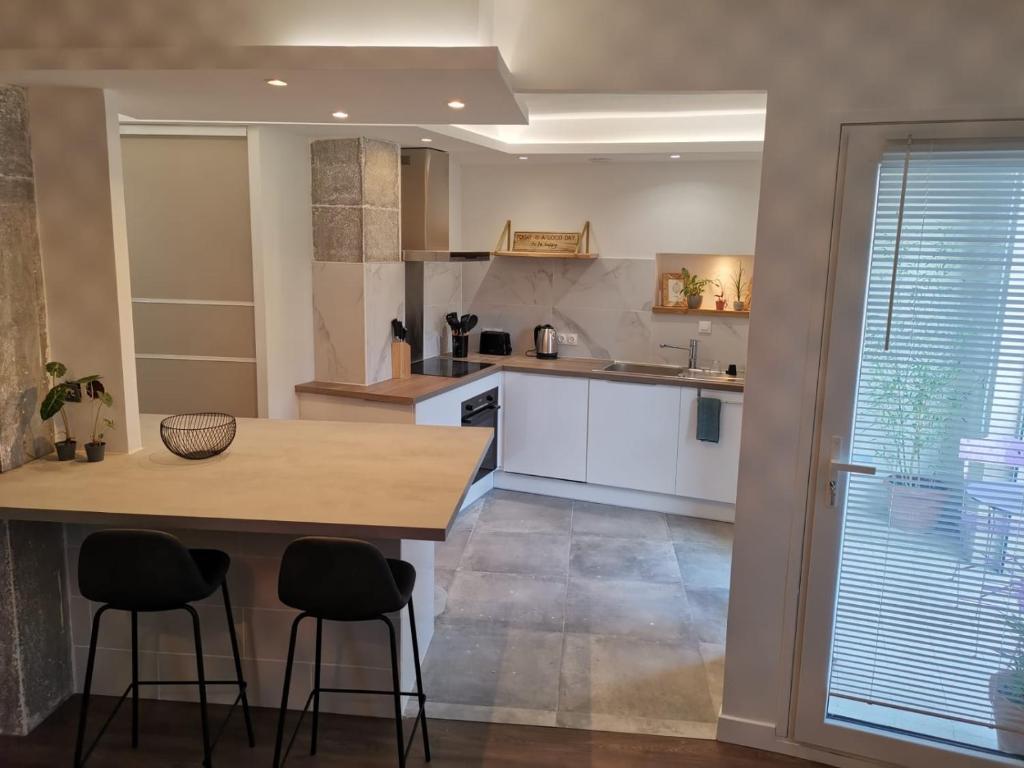 Kuchyňa alebo kuchynka v ubytovaní Très bel appartement central, au calme avec balnéo