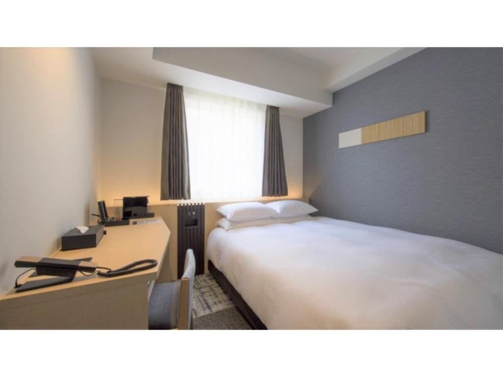 une chambre d'hôtel avec un lit et un bureau et un bureau dans l'établissement Tmark City Hotel Sapporo Odori - Vacation STAY 85601v, à Sapporo