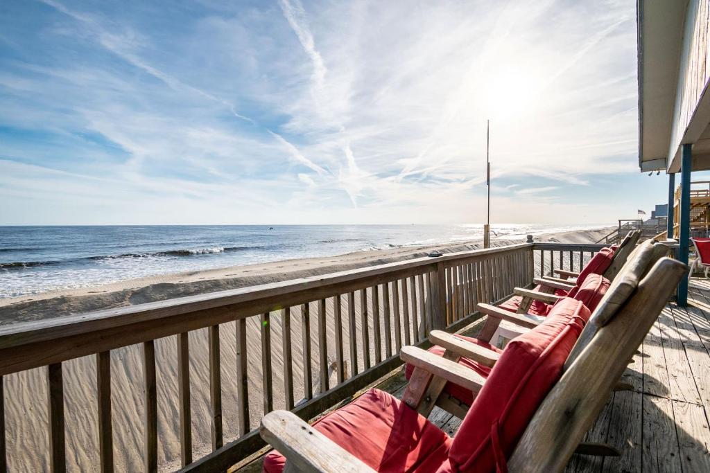 Afternoon Delight by Oak Island Oak Island (updated prices 2024)