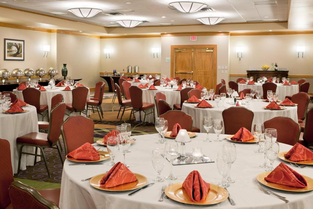 Restaurace v ubytování Holiday Inn Clark - Newark by IHG