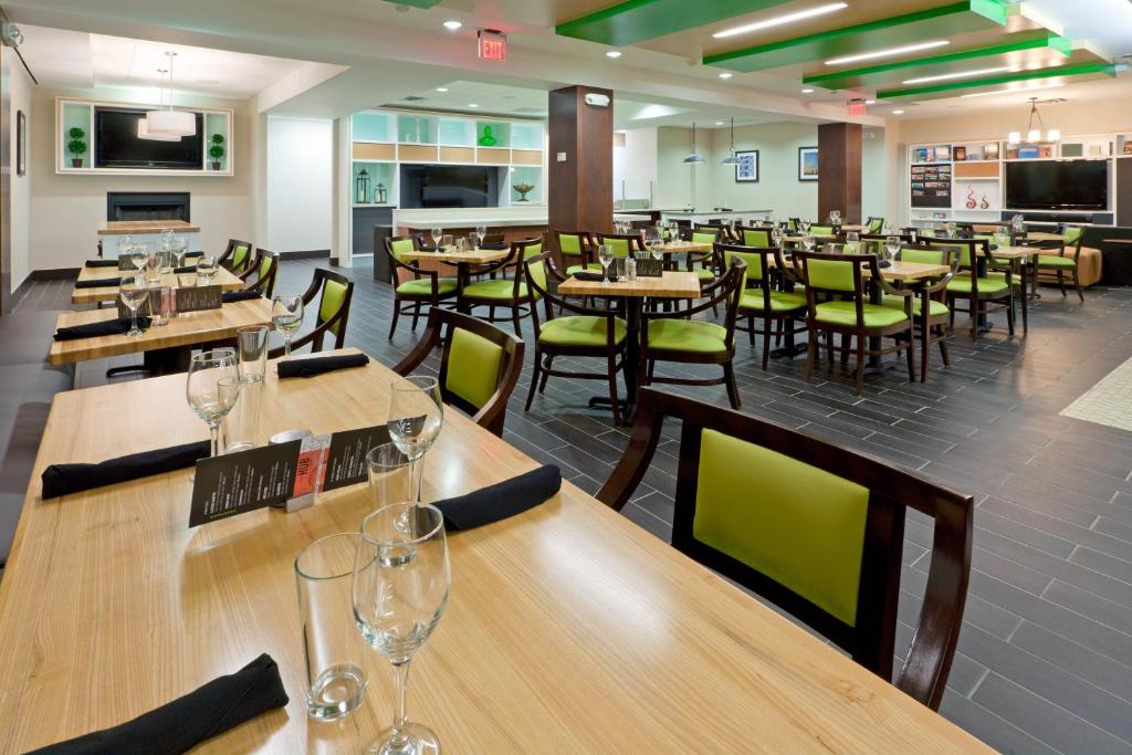 Restaurace v ubytování Holiday Inn Clark - Newark by IHG