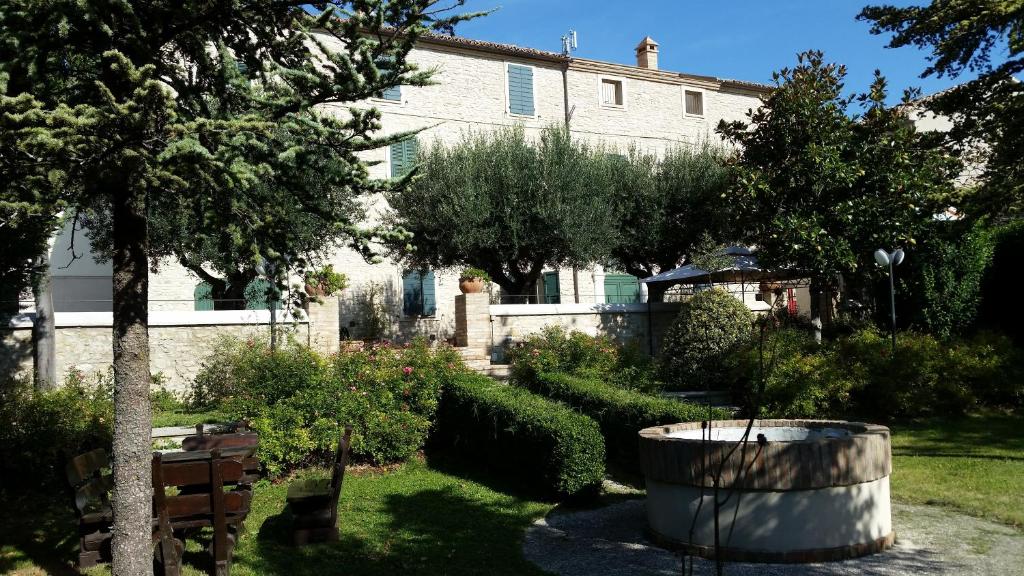 a garden in front of a house with a tree at La Panoramica in Avenale