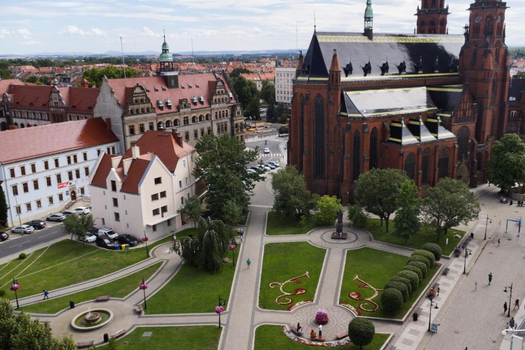 una vista aérea de una ciudad con una calle en Katedralna Apart's Legnica, en Legnica