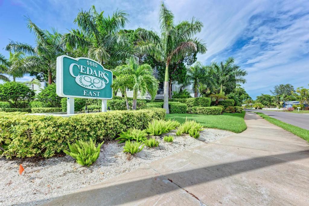 Longboat Key Cedars Beach HousePet Friendly2 Minute To The Beach