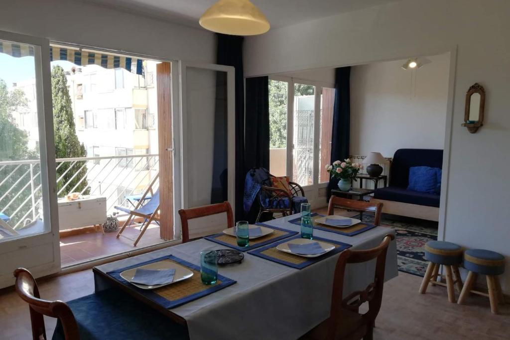 een eetkamer met een tafel en een woonkamer bij Dazzling 2-bedrooms with terrace near the beach - Dodo et Tartine in Le Pradet
