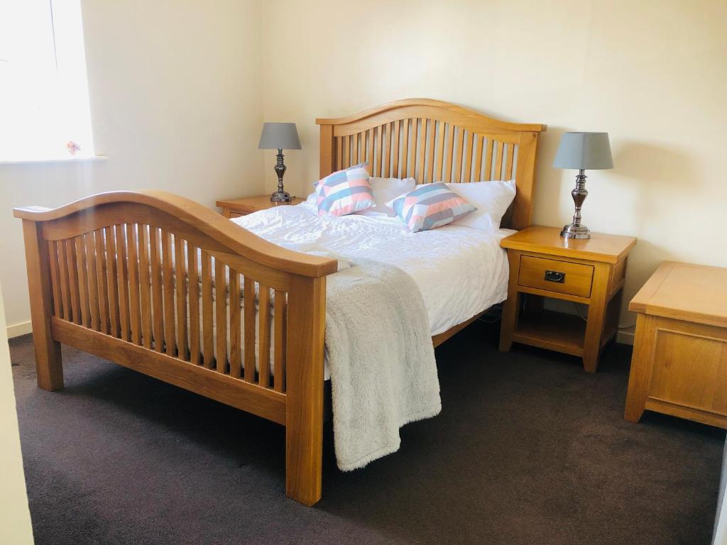 ein Schlafzimmer mit einem Bett mit zwei Kissen darauf in der Unterkunft 2 Bedroom, Near Station, Fast WI-FI, Free Parking! in London
