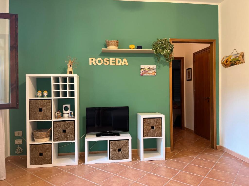 Televízia a/alebo spoločenská miestnosť v ubytovaní Roseda Casa Vacanze