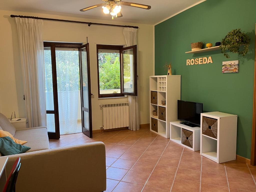 Televízia a/alebo spoločenská miestnosť v ubytovaní Roseda Casa Vacanze