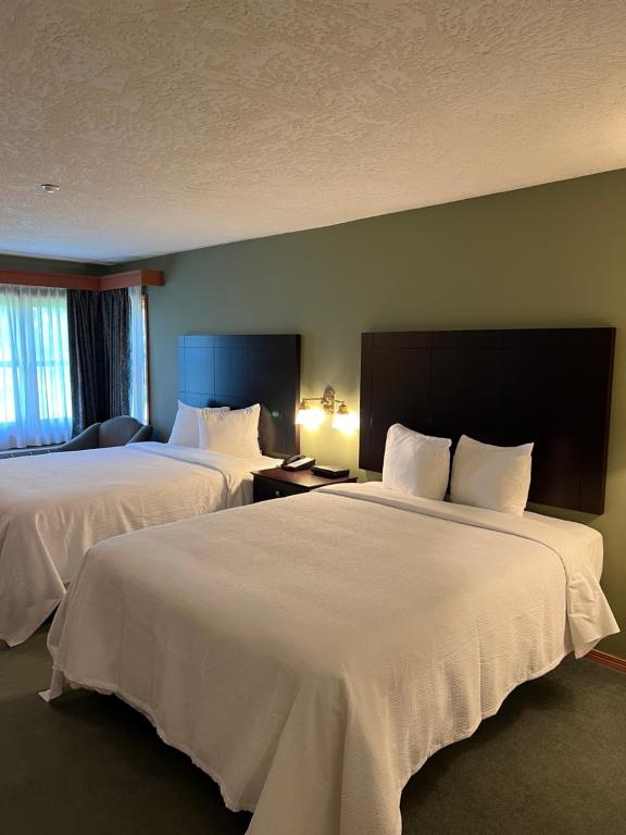 Postel nebo postele na pokoji v ubytování The Grand Hotel Nanaimo