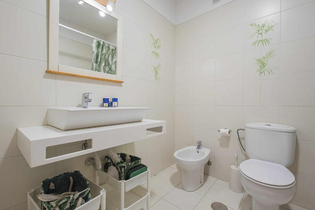 A bathroom at Ático Los Gigantes VistasWIFI 600 Mbps Playa