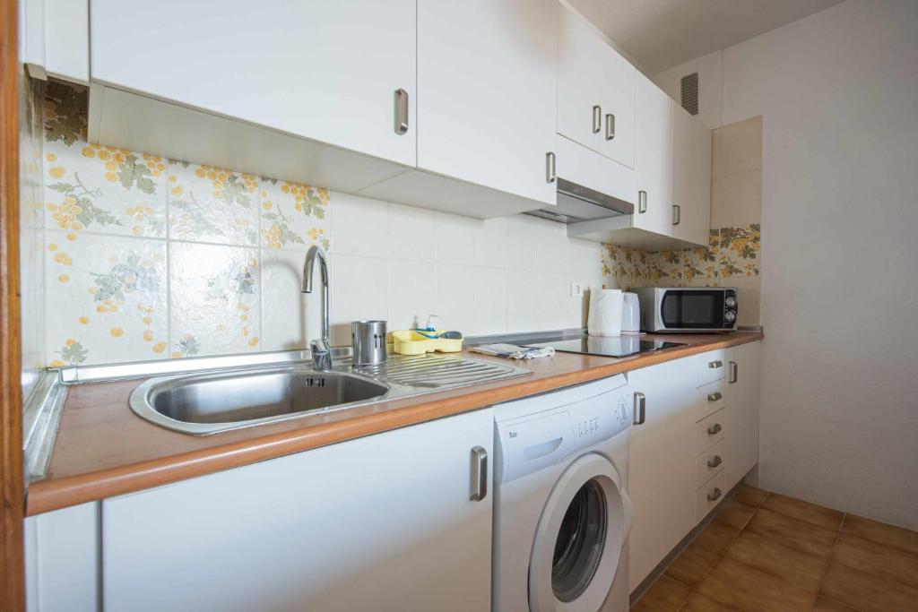 A kitchen or kitchenette at Ático Los Gigantes VistasWIFI 600 Mbps Playa
