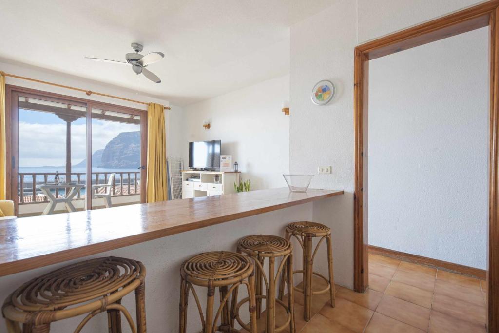A kitchen or kitchenette at Ático Los Gigantes VistasWIFI 600 Mbps Playa