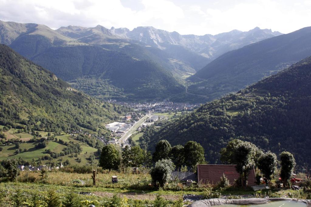 Blick auf ein Tal in den Bergen in der Unterkunft Apartamentos Valle de Aran in Mont