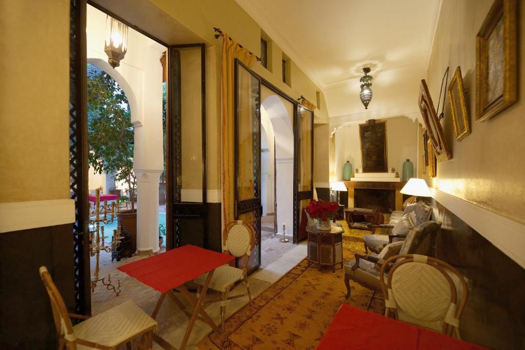 Uma área de estar em Riad Lyla