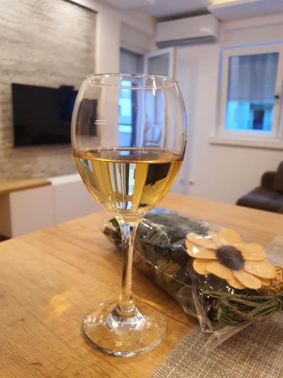 een glas wijn bovenop een tafel bij Verona 25 in Vrnjačka Banja